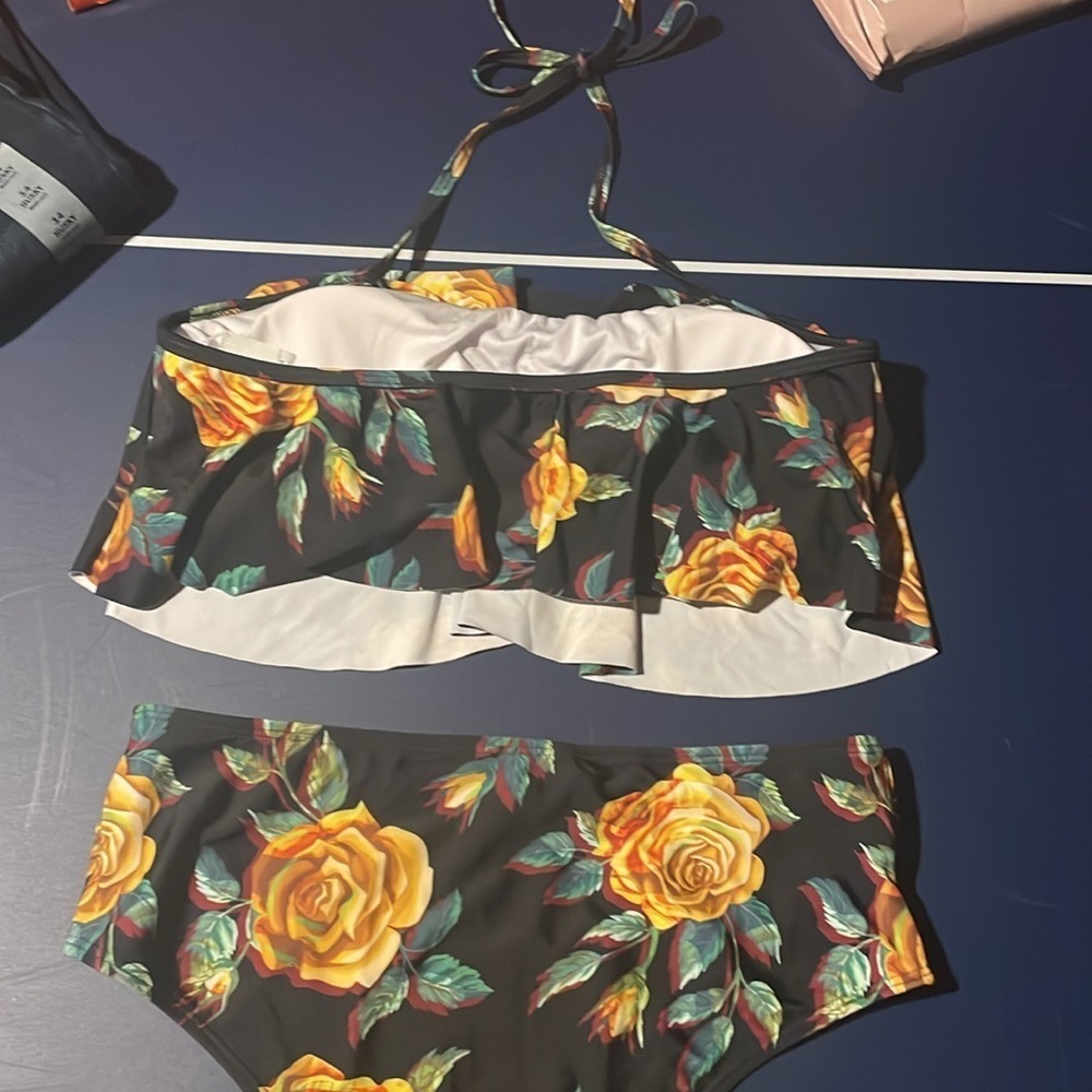 Peddney Bikini Set Size Large - Picture 2 of 7